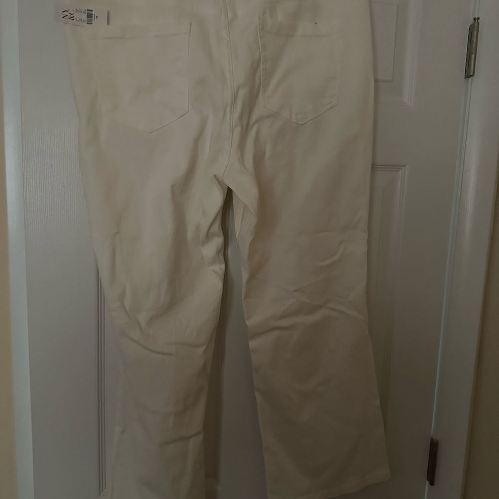 New York and Company white capris with tags